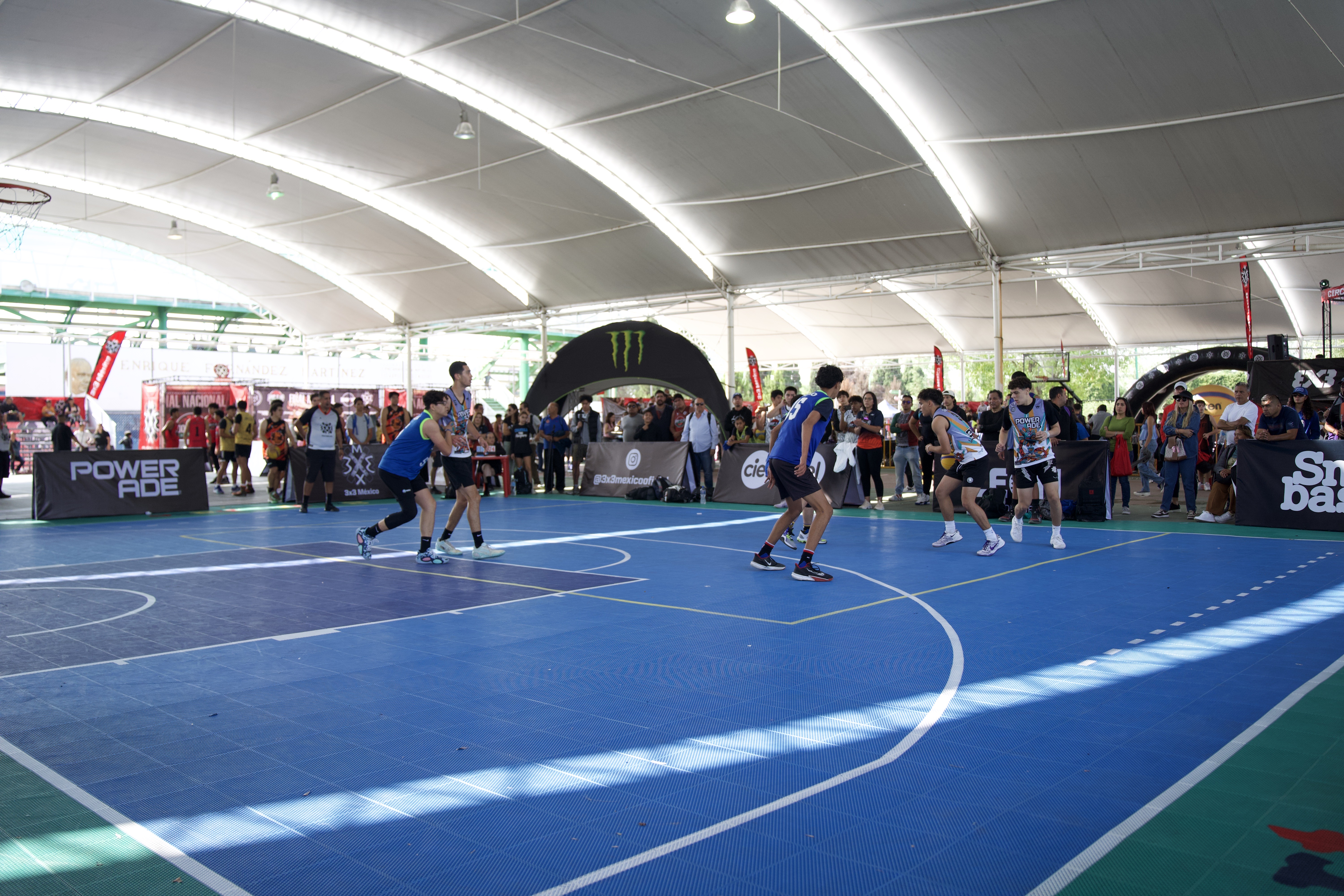 Familias disfrutando Hoop It Up
